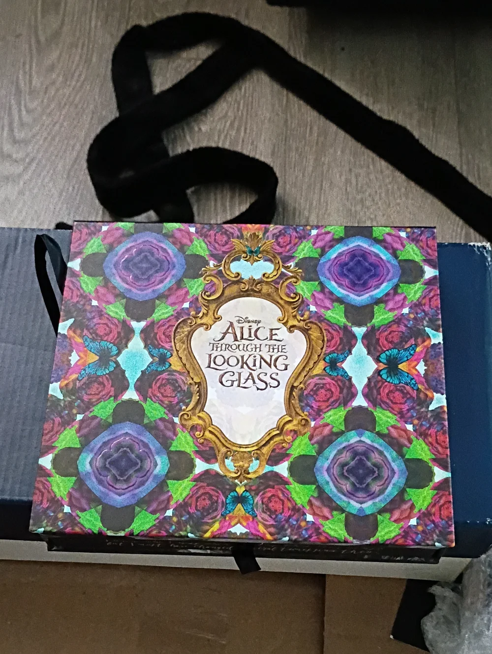 URBAN DECAY IN COLLABORATION WITH DISNEY..ALICE THROUGH THE LOOKING GLASS